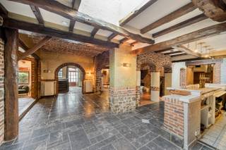 Deze zeer ruime woning met authentieke materialen in Tienen (Goetsenhoven) is deels gerenoveerd in 2026. Dit is een unieke kans! Dit voormalig restaurant is getransformeerd naar een woning met respect voor de materialen met al zijn charme. <br /><br />Met 4 ruime slaapkamers (met uitbreiding mogelijk naar 6 of 7 slaapkamers) en een bewoonbare oppervlakte van 491 m² is er voldoende ruimte voor het hele gezin. De prachtige/moderne keuken is nieuw geplaatst (juli 2026-het keukentablet wordt eind aug 2026 nieuw geplaatst) en beschikt over alle toestellen. De keuken sluit naadloos aan de ruime leefruimte met eetplaats, hetgeen alleen maar gezelligheid uitstraalt. In de leefruimte is nog de voormalige bar aanwezig, hetgeen zeer leuk is om vrienden en familie te ontvangen. <br /><br />Verder vindt u op het gelijkvloers nog een praktijkruimte/kantoor van 82m² ideaal voor uw zelfstandig activiteit of thuiswerk. <br /><br />Het huis beschikt verder nog over een tof terras aan de voor-en achterzijde waar u kunt genieten van de zon en een aperitief. <br /><br />De woning heeft een EPC-waarde energielabel C. Daarnaast zijn er 6 parkeerplaatsen beschikbaar, dus parkeren is nooit een probleem voor u en uw cliënteel. <br /><br />Verder is er 1 badkamer aanwezig die van alle gemakken is voorzien. De woning is ideaal gelegen in een rustige buurt, maar toch dicht bij alle voorzieningen zoals winkels, scholen en openbaar vervoer. De locatie is dus top. <br /><br />Kortom, deze prachtige authentieke woning in Goetsenhoven (Tienen) is de perfecte plek om te genieten van comfortabel en ruim wonen. Mis deze unieke kans niet! <br />Graag een bezoek? Bel David van LED-ON-IMMO op het nummer 0476 98 91 76 of mail naar info@ledonimmo.be. Tot gauw ;)