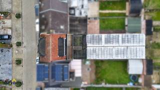 Deze op te frissen bel-etage woning biedt tal van mogelijkheden en beschikt op het gelijkvloers over een ruime inkomhal met aansluitend...