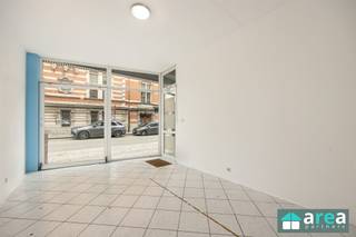 <p><span>Op zoek naar de perfecte plek voor je zaak of investering?</span></p><p><span> </span></p><p><span>Op het Moorkensplein bevindt zich dit goed gelegen handelsgelijkvloers in een kleinschalig gebouw van 4 units, zonder lift. Het gaat om een op te frissen commerciële ruimte met extra bureauruimte achteraan op het 1ste verdiep. </span></p><p><span>De ligging is absoluut top: centraal gelegen in een bruisende woonwijk op het Moorkensplein, op een steenworp van verschillende leuke adresjes, het openbaar vervoer & het Centraal Station. </span></p><p><span> </span></p><p><span>Een ideale opportuniteit voor wie zijn eerste zaak wil opstarten (kantoorruimte, bureau of als (groeps)praktijk en zoveel meer) of interessant wil investeren in een buurt in volle ontwikkeling. </span></p><p><span>Toprendement van 10,91% bij verhuur aan €1800/mnd!</span></p><p><span> </span></p><p><span>Grootste troeven:</span></p><p><span>-Centrale locatie in levendige buurt</span></p><p><span>-Goede zichtbaarheid (veel passage)</span></p><p><span>-Aparte meters voor nutsvoorzieningen</span></p><p><span>-Geen vaste kosten</span></p><p><span>-Eigen meters water/gas en elektriciteit</span></p><p><span>-Veel potentieel (volledig zelf in te richten en in te delen)</span></p><p><span> </span></p><p><span>(Huidige) indeling:</span></p><p><span>De oppervlakte van het gelijkvloers bedraagt 150m². Aan de voorzijde bevindt zich de eerste ruimte van 30m² (ideaal als onthaal of aparte ruimte met eigen inkom). Aansluitend bevindt zich een de volgende polyvalente ruimte (70m²), deze is tevens ook toegankelijk via de gemene inkomhal en geniet van 2 lichtkoepels. Achteraan bevindt zich een tussenkamer (15m²) met aansluitend het apart toilet alsook een keuken (samen 30m²). Via de trap bereik je de extra bureauruimte (25m²) op het eerste verdiep. Tevens is er een kelder inbegrepen van (50m²).</span></p><p><span> </span></p><p><span>Voor meer informatie kan u terecht bij Area Partners: Info@area.be of 03/284.60.60</span></p>