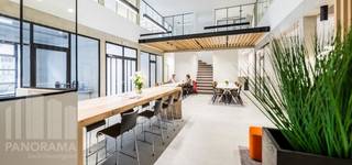 Ces bureaux à service complet, pouvant accueillir 9 ateliers, allient un prix compétitif à une excellente localisation. Situés à proximité de la bretelle d'accès à l'autoroute E17 en direction du centre ville de Gand, ces bureaux offrent une accessibilité inégalée. Ils sont également parfaitement accessibles par les transports publics.<br /><br />Les bureaux sont meublés de manière moderne et se trouvent au deuxième étage d'un bâtiment parfaitement entretenu. Grâce au concept « tout compris », vous n'avez pas à vous soucier des coûts supplémentaires : l'internet, le mobilier, le chauffage, l'électricité, l'impôt foncier et l'utilisation des salles de réunion sont tous inclus dans le loyer.<br />Pour ceux qui viennent en voiture, il est possible de louer des places de parking. De plus, les possibilités de stationnement sont nombreuses dans les environs immédiats, grâce à l'emplacement pratique de l'immeuble à proximité de Park Zuid. Les cyclistes ne sont pas oubliés non plus : il y a un local à vélos avec des vélos de prêt qui vous permettent de vous rendre au centre de Gand rapidement et de manière durable.<br /><br />Ces bureaux sont disponibles immédiatement ! Vous avez d'autres besoins ? Il existe également des espaces de bureaux à partir de 4 postes de travail, de sorte que vous trouverez toujours une option qui répondra parfaitement à vos besoins.<br /><br />Vous souhaitez plus d'informations ou une visite guidée sans engagement ? Contactez PANORAMA B2B GENT OFFICES au 09 225 09 02.