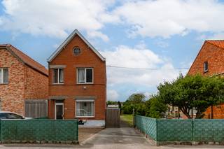 Te renoveren woning / bouwgrond op ruim perceel – Karrewegel 14, MaldegemBen je op zoek naar een renovatieproject of een perceel om jouw droomwoning...