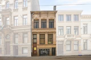 La maison à vendre avec quatre chambres et un grand jardin de ville à rafraîchir est située dans un quartier populaire de la Lange Leemstraat. Il s'agit d'un emplacement très central à proximité du quartier vert, de Zurenborg, de la gare de Berchem et d'autres routes d'accès principales. DispositionLa maison est actuellement divisée en deux appartementssous-sol spacieuxrez-de-chaussée :- hall d'entrée- espace de vie- cuisine ouverte avec coin repas- salle de bain- Jardin urbain de 50 m² orienté sudpremier étage :- salle de bain- cuisine (peut être convertie en chambre)- deux chambresdeuxième étage :- deux chambresLoft avantages :- emplacement idéal- peut être fini à votre goût- le jardin est également accessible par une porte d'entrée séparée côté rueCe bien est proposé à la vente au prix demandé de 749 000 euros.Vous êtes intéressé par un appartement ou une maison à vendre à Anvers ? N'hésitez pas à nous contacter. Si vous souhaitez proposer votre propre propriété à la vente, veuillez nous contacter pour une estimation gratuite, par téléphone au 03/206.76.76 ou par e-mail à antwerpen@dewaele.com.CPE : 382 kWh/m²CPE : 275 kWh/m²Registre des mesures: non