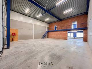 Het recent ontwikkelde bedrijventerrein Portis bestaat uit 49 moderne KMO-units, met oppervlaktes van 164 m² tot 1183 m². Deze units vormen een ideale uitvalsbasis voor lokale ondernemingen, start-ups en kleinschalige KMO’s.<br /><br />Gebouwd met hoogwaardige en milieuvriendelijke materialen, voldoen de units aan de strengste kwaliteits- en duurzaamheidsnormen. Ze zijn bovendien aantrekkelijk als investeringsobject, dankzij het potentieel voor een stabiel en interessant rendement!<br /><br />De units worden casco opgeleverd, wat de nieuwe eigenaar volledige vrijheid biedt om de inrichting af te stemmen op de eigen noden en activiteiten. Elke unit is standaard uitgerust met: individuele regenwaterput van 10.000l - sanitaire ruimte - lichtarmaturen - geïsoleerde sectionaalpoort (4,5m B op 4,8m H) met aparte toegangsdeur - min. 2 parkeerplaatsen - brievenbus. Mogelijkheid tot het installeren van zonnepanelen bovenop de unit. <br /><br />Troeven: <br />- Strategische ligging ~ AA-locatie met uitstekende bereikbaarheid<br />- Ruime manoeuvreerruimtes voor vrachtwagens en opleggers <br />- Instapklare entiteiten<br />- Duurzame wegenis in betonverharding (geen asfalt)<br />- Ruime laad- en loszones <br />- Voldoende parkeergelegenheid <br />- Vrije hoogte van 6m<br /><br />Voor verdere informatie of vrijblijvend bezoek contacteer Céline op 0476 60 60 23 of mail naar celine@immax.be