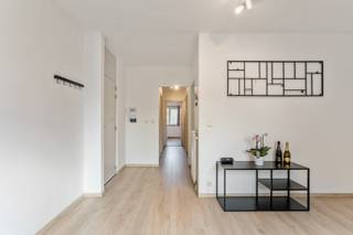 Lichtrijk, goed onderhouden duplex-appartement gelegen op de eerste en tweede verdieping in een kleinschalig appartementsgebouw met 2 slaapkamers, inpandig terras en ondergrondse autostaanplaats. Bewoonbare oppervlakte: ong. 119 m² + ong. 10 m² terras. De ondergrondse autostaanplaats is inbegrepen in de verkoopprijs. <br /><br />Het appartement is centraal gelegen tussen de grote en de kleine ring van Hasselt, op een zucht van het centrum, winkels, culinaire adresjes, Jessa Ziekenhuis en bezienswaardigheden. <br /><br />INDELING: EERSTE VERDIEPING: Ruime inkomhal met apart toilet; 2 slaapkamers voorzien van vliegenramen; Badkamer voorzien van ligbad, douche en dubbele lavabo; Polyvalente ruimte dienstig voor bureau/speelruimte; Technische ruimte met aansluiting wasmachine; TWEEDE VERDIEPING: Lichtrijke leefruimte met toegang tot het inpandig terras (ong. 10m²); Volledig geïnstalleerde open keuken voorzien van een combi-oven (Siemens), elektrische kookplaat, vaatwasser (Siemens), dampkap (Siemens), spoelbak en frigo met diepvriesvak; <br /><br />E-Label B. <br />CV op aardgas, individueel.<br />Dubbel beglazing, PVC.<br /><br />Info/bezichtiging: contacteer Dario op 0472/09.27.56 of 011/22.19.17. Bekijkt u deze advertentie via een aanverwante vastgoedsite, surf dan zeker naar onze website www.limburgsvastgoed.be voor een uitgebreide beschrijving en foto's.