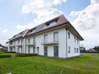 Dit aangename appartement met een bewoonbare oppervlakte van 90 m² biedt een ruime leefruimte met open keuken. Verder beschikt u over twee slaapkamers, een badkamer en een afzonderlijk toilet.<br /><br />Daarnaast geniet u van een ruim, zuidgeoriënteerd terras waar u de hele dag door van de zon kunt genieten.<br /><br />De woonentiteit bevindt zich op wandelafstand van onder meer winkels en een bakker. Bovendien geniet u van een vlotte verbinding richting zowel Oudenaarde als Gent.<br /><br />U kunt ondergronds binnenrijden, waar een privéparkeerplaats voor u is voorzien. <br />Extra bergruimte is beschikbaar in de aparte kelderberging.<br /><br />De vaste kosten bedragen €50 per maand.