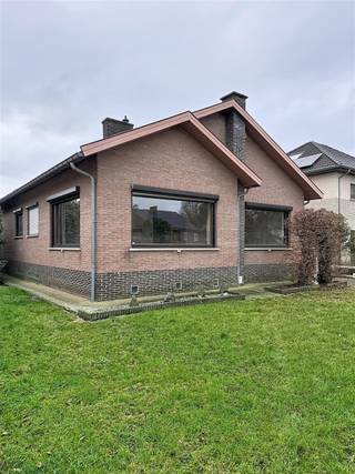 <p><span>Deze woning, gelegen op een uitstekende locatie in Aarschot, verkeert in goede staat en biedt tal van mogelijkheden. De woning beschikt over een ruime en lichtrijke living, een aparte keuken, een badkamer en twee ruime slaapkamers.</span></p><p><span>Een absolute meerwaarde is de volledig onderkelderde verdieping, die zowel langs buiten toegankelijk is via een deur als via een garagepoort. Dit biedt extra opslagruimte en tal van praktische gebruiksmogelijkheden.</span></p><p><span>Achteraan de woning bevinden zich twee private staanplaatsen voor wagens. De woning is instapklaar, mits een persoonlijke opfrissing naar eigen smaak.</span></p><p><span>Het geheel is gelegen op een perceel van maar liefst </span><span>11,5 are</span><span> en beschikt over een </span><span>zuid-georiënteerde tuin</span><span>, ideaal om in alle rust van de zon te genieten.</span></p><p><span>Een woning met veel potentieel op een gegeerde ligging zeker een bezoek waard!</span></p>