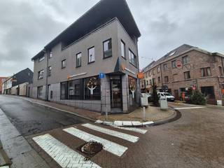 <p><span>Dit uitstekend gelegen hoekpand bevindt zich in een drukbezochte winkelstraat in het centrum van Wetteren <br />en geniet van een zeer goede visibiliteit dankzij de hoekligging en de hoge passage van zowel voetgangers als verkeer. Een ideale locatie voor wie maximale zichtbaarheid wenst.</span></p><p><span>Het pand wordt momenteel gebruikt als kantoorruimte voor een kredietmakelaar, maar is geschikt voor diverse commerciële of dienstverlenende activiteiten zoals kantoor, praktijkruimte, retail, consultancy, … (onder voorbehoud van de geldende voorschriften).</span></p><p><span><br />Indeling:</span></p><p><span>- Bij binnenkomst komt u meteen terecht in het hoofdkantoor- of commerciële ruimte</span></p><p><span>- Aansluitend is er een tweede afgesloten ruimte, ideaal als aparte bureau of bergruimte</span></p><p><span>- Achterliggend bevindt zich een ruimte ingericht met keukenkasten, spoelbak, kookplaat en dampkap</span></p><p><span>- Verder is er een aparte toiletruimte</span></p><p><span>- Een achteringang is aanwezig, maar momenteel niet in gebruik</span></p><p><span>- Bovendien beschikt het pand over een ruime kelder, ideaal als extra opslagruimte</span></p><p><span>Dankzij de functionele indeling, de uitstekende zichtbaarheid en de centrale ligging vormt dit handelspand een uitstekende opportuniteit voor ondernemers die zich willen vestigen in Wetteren.<br />EPC label C.<br />Dit handelspand is beschikbaar na overleg. <br />Bel naar 09 231 75 92 of mail naar <span>verhuur@immo-zone.be</span></span><span> voor meer informatie. </span></p><p><span> </span></p>
