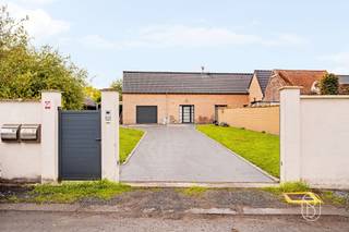 Te koop: ruime woning met bijgebouw in LaplaigneOp een rustige en groene ligging in Laplaigne bevindt zich deze veelzijdige halfopen woning met bijgebouw. Een ideale eigendom voor wie op zoek is naar ruimte, privacy en tal van mogelijkheden!Wat maakt deze woning uniek?Via de inkomhal met apart toilet bereikt u de ingerichte keuken met veranda, die aansluit op de gezellige woon- en eetkamer. Verder beschikt het gelijkvloers over 2 slaapkamers, een badkamer en een afzonderlijke douchekamer, beide met een eigen toilet. Vanuit een van de slaapkamers bereikt u een bijkomende ingerichte ruimte, ideaal als extra slaapkamer, bureau of hobbyruimte. Een absolute troef is de garage met toegang tot een bovenliggende studio- of polyvalente ruimte, momenteel ingedeeld in 2 slaapkamers en een speelkamer. Buiten geniet u van een tuin, een oprit, een carport en garage. Voor wie is dit ideaal?Ideaal voor mensen die op zoek zijn naar een woning met flexibele indelingsmogelijkheden, veel parkeerruimte en een rustige ligging met open uitzicht.Meer info of bezoek via loicvdv@immobeguin.beTe koop via Immo Beguin, jouw vastgoedexpert sinds 2009, met kantoren in Ronse, Waregem, Kortrijk, Deinze, Doornik, Lessines, Moeskroen en Nieuwpoort.