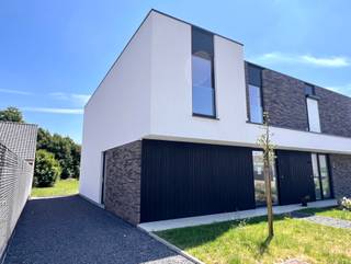 Topgelegen te OLSENE, moderne ENERGIEZUINIGE nieuwbouw (reeds volledig afgewerkt), met GROTE omheinde TUIN. Handige oprit, strategische ligging, en direct instapklaar. INDELING: inkom en traphal, apart toilet, gezellige grote lichtrijke leefruimte met open geïnstalleerde keuken met EILAND, handige grote berging/bijkeuken. Op het verdiep bevinden zich de overloop, 3 slaapkamers en badkamer.