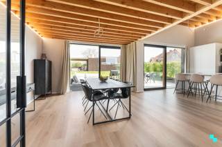 Deze uiterst recente woning (2023) met een bewoonbare oppervlakte van maar liefst 283m² beschikt o.a. over vijf slaapkamers, twee badkamers,...