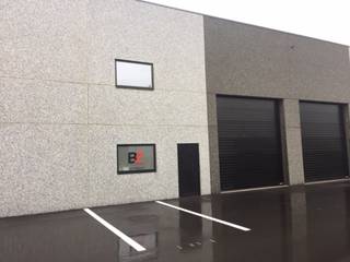 Magazijn 210 m2 met sanitair en bureau ruimte te koop in KMO Park De Hulst