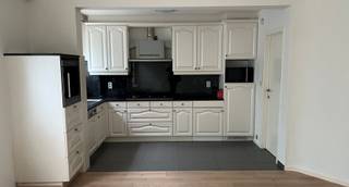 Gelijkvloers APPARTEMENT met 3 slaapkamers, terras en garage te huur in het centrum van Diest, Veemarkt 9.<br /><br />Het appartement is gelijkvloers gelegen en heeft een bewoonbare oppervlakte van 103 m² (bron : epc) en zicht op het Warandeparkt.<br /><br />Indeling van het appartement :<br />- inkomhal met apart toilet<br />- woonkamer met open keuken<br />- 3 slaapkamers, waarvan één met terras<br />- berging<br />- garage<br /><br />CV op gas, condensatieketel<br />EPC : 297, label C<br /><br />Huurprijs : 850 € per maand<br />Geen gemeenschappelijke kosten<br /><br />Wij maken graag tijd voor U om dit appartement te bezichtigen. Hiervoor reageert U best via de onze website www.alvast.be, zo voegen wij U toe aan de lijst van geïnteresseerde.<br /><br />Alle gegevens zijn louter informatief, onder elk voorbehoud, en voor zover het pand intussen niet verhuurd of verkocht is.<br />Dit pand wordt door ons geplaatst op volgende websites :<br />-www.alvast.be<br />-www.immoscoop.be<br />-www.zimmo.be<br />-www.spotto.be<br />Indien U het pand op andere websites zou aantreffen is dit niet door ons geplaatst en is de info mogelijk niet up-to-date.