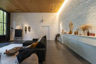 Entrez dans cet impressionnant ancien bâtiment scolaire qui a été transformé avec une grande attention aux détails et à la qualité en une...