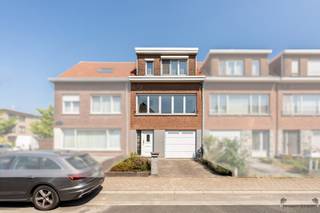 <p><span>Op te frissen bel-etage met 3 slpk's in Schoten</span></p><p><span>Bent u op zoek naar een woning die u volledig naar uw eigen smaak kunt moderniseren? Dan is deze ruime bel-etagewoning in Schoten zeker een bezoek waard. Met een bewoonbare oppervlakte van 157,59 m², drie volwaardige slaapkamers, een garage en een aangename tuin biedt deze woning een uitstekende basis voor een comfortabel gezinswoning. </span></p><h3><span>Indeling</span></h3><p><span>Gelijkvloers:</span><span> Via de ruime inkomhal betreedt u de woning. Op deze verdieping bevinden zich de garage, een gastentoilet en een praktische berging. Achter de garage bevindt zich een extra ruimte met uitzicht op de tuin, ideaal als bureau, hobbyruimte of vierde slaapkamer.</span></p><p><span>Eerste verdieping:</span><span> De eerste verdieping beschikt over een ruime en lichtrijke woonkamer dankzij de grote raampartijen die zorgen voor een aangename natuurlijke lichtinval. Aansluitend bevindt zich de keuken, die u volledig naar eigen smaak kunt vernieuwen.</span></p><p><span>Tweede verdieping:</span><span> Hier vindt u drie volwaardige slaapkamers en een badkamer die in 2014 volledig werd vernieuwd.</span></p><p><span>Ligging:</span><span> De woning is rustig gelegen in een aangename woonwijk in Schoten, op korte afstand van winkels, scholen, openbaar vervoer en belangrijke invalswegen. Dankzij de degelijke constructie, de praktische indeling en de vele mogelijkheden is dit de ideale woning voor wie op zoek is naar een renovatieproject met veel potentieel.</span></p><p><span>Troeven:</span></p><ul><li><span>Bewoonbare oppervlakte van 157,59 m²</span></li><li><span>Bel-etagewoning met veel potentieel</span></li><li><span>Drie volwaardige slaapkamers</span></li><li><span>Extra kamer op het gelijkvloers, ideaal als bureau of vierde slaapkamer</span></li><li><span>Ruime en lichtrijke leefruimte</span></li><li><span>Garage met sectionale poort (2023)</span></li><li><span>Badkamer volledig vernieuwd in 2014</span></li><li><span>Dak volledig vernieuwd en geïsoleerd in 2014</span></li><li><span>EPC B (200 kWh/m² jaar)</span></li><li><span>Tuin heraangelegd (2012)</span></li></ul><p><span> </span></p><p><span> </span></p><p><span>Interesse? Neem vandaag nog contact met ons op voor meer informatie of een bezichtiging!</span></p><p><span> </span></p>