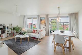 <strong>Ligging</strong><br /><br />Rustig gelegen in de Henri-Joseph Reystraat <strong>aan de Schelde </strong>nabij<strong> het Zuipark</strong> te Gent. Een makkelijke verbinding met het openbaar vervoer alsook de R4/E40/E17.<br /><br /><strong>Indeling</strong><br /><br />De <strong>penthouse</strong> bevindt zich in de <strong>Residentie Bellevue</strong> op het <strong>4de verdiep</strong> en bestaat uit: een inkomhal met vestiaire, een lichtrijke woonkamer met directe toegang naar het <strong>zuidgericht hoekterras</strong>, een volledig ingerichte open keuken met berging, een ruime slaapkamer met dressing en toegang naar het hoekterras alsook een badkamer met bad/lavabo/wc met <strong>toegang naar het tweede terras</strong>.<br /><br />Mogelijkheid tot aankoop van een autostandplaats.<br /><br /><strong>Troeven</strong><br /><br />- EPC A<br />- Ligging<br />- <strong>Vrij bij akte</strong><br />- Dakappartement<br />- Zuidgericht hoekterras<br /><br />Voor inlichtingen en/of bezoek, bel Guillaume Delbecque <strong>0472 25 70 76</strong>