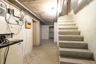 Dit gebouw ademt geschiedenis en beschikt over een aantal authentieke elementen. Een prachtige houten trap is de absolute eye-catcher in dit pand.<br /><br />Ideaal als handelspand op de benedenverdieping (vroeger apotheek) en ruime woonst daarboven. Perfect voor vrije beroepen (dokterspraktijk, advocatenkantoor, architectenbureau, boetiek, …) of wie een commerciële activiteit aan huis wil starten.<br />Ondanks de centrale ligging beschikt u over een uitgestrekte, groene tuin. Een oase van rust achter uw kantoor of woning!<br /><br />Via de achterliggende straat is er nog een overdekte garage en extra opslagruimte.<br /><br />Het pand ligt midden in het centrum van Kortessem, direct aan de verbindingsweg. Zo is er een hoge zichtbaarheid voor uw handelsactiviteit en bovendien zijn er eigen parkeerplaatsen voor de deur.<br />Er is een vlotte verbinding met omliggende steden dankzij de as Genk-Hasselt-Tongeren. Ideaal is voor zowel klanten als woon-werkverkeer.<br /><br />Het pand vraagt renovatie, wat u de kans biedt om de woning én de zaak volledig naar eigen smaak en noden in te richten met behoud van de historische ziel van het pand. <br /><br />Indeling:<br />Gelijkvloers: handelsruimte, sanitair, woonkamer, keuken<br />Eerste verdieping: 4 slaapkamers, badkamer en toilet<br />Tweede verdieping: 4 slaapkamers en berging<br />Volledig onderkelderd<br /><br />Beknopt:<br />Bouwjaar: 1967<br />Opp: 9a47ca<br />Cv op mazout<br />Houten ramen met enkel glas<br />EPC: 339 kWh/m² - D-label<br /><br /><br />Bestuursmaatregelen in het maatregelenregister: nee