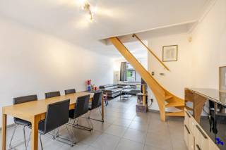 Welkom in Willebroek!<br /><br />Deze charmante woning is ideaal gelegen aan de rand van het centrum van Willebroek, in een straat met uitstekende bereikbaarheid. U geniet hier van een aangename woonomgeving, gecombineerd met de nabijheid van scholen, kinderopvang, winkels, restaurants en diverse ontspanningsmogelijkheden.<br /><br />Binnenin verwelkomt de woning u met een ruime en lichtrijke woonkamer, die naadloos overgaat in de leefruimte, perfect voor gezellige momenten met familie en vrienden. Momenteel telt de woning twee volwaardige slaapkamers, aangevuld met een ruime zolder die tal van mogelijkheden biedt, zoals het inrichten van een derde slaapkamer, bureau of hobbyruimte. Verder beschikt de woning over een aangename tuin waar u in alle rust kunt genieten van het buitenleven.<br /><br />Bovendien heeft de woning twee private autostaanplaatsen, wat in deze buurt een absolute troef vormt.<br /><br />Interesse gewekt? Contacteer ons kantoor via info@hiro.be of 03 230 00 14!