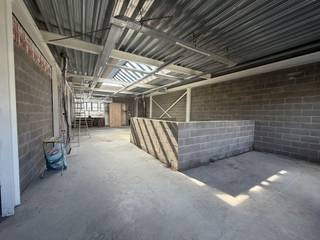 Gelegen in een dynamische industriële zone in Wauthier-Braine, biedt dit pand :Een opslagruimte van 1.240 m², perfect geschikt voor opslag, logistiek...