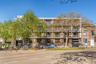 Op zoek naar een instapklare beleggingsstudio op een toplocatie in Leuven? Deze goed onderhouden studio in "Residentie Delvaux" combineert een centrale ligging met een verrassend open uitzicht en een aangenaam terras.<br /><br />De studio is gelegen aan de achterzijde van het gebouw en bestaat uit een lichtrijke leefruimte met aansluitend een terras, een open keuken en een badkamer met douchecel, lavabo en toilet.<br /><br />De ligging is uitstekend ten opzichte van UZ Leuven (Gasthuisberg), campus Arenberg, IMEC en het stadscentrum, met een vlotte verbinding naar de verschillende KU Leuven-campussen. Winkels en dagelijkse voorzieningen zijn te voet bereikbaar.<br /><br />Het pand is momenteel verhuurd aan € 505 per maand, exclusief € 60 voor elektriciteit en internet. De huurovereenkomst loopt tot en met 31 augustus 2026. Ideaal voor studerende kinderen of als investering.<br /><br />Wenst u deze studio te bezoeken? Neem gerust contact op via +32 495 18 95 81 of via janschrijvers@immojanstas.be.<br /><br />Bijkomende info (EPC, bodemattest, elektriciteitsattest, enz...) kan U hier downloaden ↓