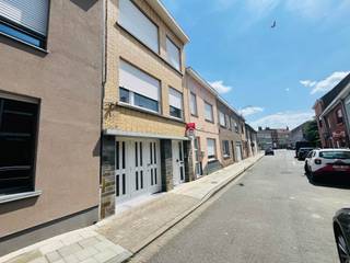 RUIME WONING MET BUREAURUIMTE EN GARAGE – CENTRUM MENENDeze stevige woning in het centrum van Menen biedt enorm veel ruimte en mogelijkheden. Ideaal...