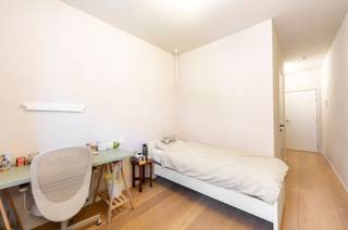 Cette chambre d'étudiant est située au rez-de-chaussée d'un immeuble récent dans la Samberstraat d'Anvers. A quelques pas, vous trouverez,...