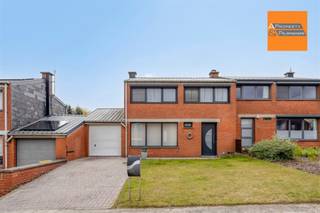 <p><span>Gelegen te Herent, op een rustig perceel van 2a70, bevindt zich deze charmante woning met uitnodigende tuin.</span></p><p><span>U wordt verwelkomd in een aangename inkomhal met gastentoilet. De ruime lichtrijke leefruimte, met houtkachel, vormt samen met de volledig ingerichte keuken een harmonieus geheel, ideaal voor comfortabel en gezellig wonen. De woning beschikt verder over drie volwaardige slaapkamers en een badkamer voorzien van een ligbad, douche, dubbele wastafel en toilet.</span></p><p><span>De inpandige garage en het ruime tuinhuis bieden extra bergruimte en tal van mogelijkheden voor hobbys. Doorheen de jaren werd de woning zorgvuldig gerenoveerd en ze beschikt over een EPC-label C. De verwarming gebeurt op gas.</span></p><p><span>Deze woning is de perfecte keuze voor wie rustig wil wonen met alle voorzieningen zoals scholen, sportfaciliteiten en winkels binnen handbereik, en dit met een uitstekende verbinding naar Leuven en Brussel.</span></p><p><span> </span></p><p><span>Scoop sale! Bezoekmomenten op afspraak op woensdag 22/4 van 15u-18u en op zaterdag 25/4 van 10u-13u.</span></p><p><span> </span></p><p><span>De vermelde prijs is een vanafprijs; biedingen mogelijk vanaf €415.000.</span></p><p><span> </span></p><p><span>Neem vandaag nog contact op voor meer informatie of om een bezoek in te plannen.</span></p><p><span> </span></p>
