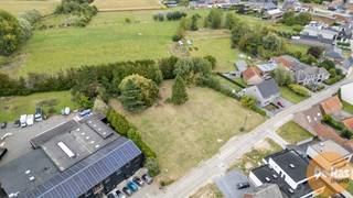 BAVEGEM - Deze bouwgrond (lot 2 op het verkavelingsplan) voor een halfopen bebouwing is gelegen langs de Hoogbavegemstraat, vlakbij het dorp...