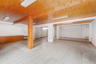 <p>Te koop: Polyvalent gebouw: loods, magazijn of handelsruimte in Ooigem!<br /><br />Op een centrale en vlot bereikbare locatie in Ooigem bevindt zich dit veelzijdige bedrijfsgebouw met een bruikbare vloeroppervlakte van maar liefst ca. 370 m². Dankzij de flexibele indeling biedt dit pand tal van mogelijkheden voor zelfstandigen, ambachtslieden, ondernemers of investeerders.<br /><br />Wat maakt dit pand uniek?<br />Het gebouw beschikt over een ruime loods, magazijn- of winkelruimte die volledig naar eigen noden kan worden ingericht. De automatische sectionale poort zorgt voor een vlotte toegankelijkheid, terwijl de private parking plaats biedt aan vijf wagens. Verder is het pand voorzien van aardgasverwarming, stadswater, elektriciteit en een alarmsysteem. Bovendien is het gelegen in woongebied, waardoor het eveneens interessant is als bouwgrond of ontwikkelingsproject.<br /><br />Voor wie is dit ideaal?<br />Ideaal voor zelfstandigen, KMO's of ondernemers die op zoek zijn naar een veelzijdige bedrijfsruimte met uitstekende bereikbaarheid. Ook interessant voor investeerders of ontwikkelaars dankzij de ligging in woonzone en de diverse gebruiksmogelijkheden.<br /><br />Te koop via Immo Beguin, jouw vastgoedexpert sinds 2009, met kantoren in Ronse, Waregem, Kortrijk, Deinze, Doornik en Lessines.<br /><br />Meer info of een bezoek? Contacteer charlotte@immobeguin.be</p>
