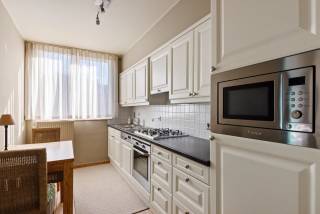Dit appartement is gelegen op de eerste verdieping op een toplocatie nabij centrum & station Lier.<br /><br />De inkomhal geeft uit op de ruime, lichtrijke woonkamer met volledig geïnstalleerde keuken.<br />De twee ruime slaapkamers (12m² & 10,5m²) bevinden zich aan de achterzijde van het appartement.<br /><br />Verder is er nog een apart toilet alsook een badkamer voorzien van een ligbad met douchesproeier en een dubbele lavabo in een badkamermeubel.<br /><br />Tot slot is er een bovengrondse garagebox achteraan, met een oprit links van het gebouw, verplicht bij aan te kopen aan €25.000.<br /><br />Pluspunten: <br />- Ruime en lichtrijke leefruimte van ca. 35 m² <br />- Garagebox (€25.000)<br />- Aangenaam zuid-gericht terras<br />- Rustige ligging nabij alle voorzieningen <br />- Vlotte verbinding naar belangrijke invalswegen <br /><br />Voor meer informatie of een bezichtiging kunt u contact opnemen via 03 337 50 70 of info@vbvastgoed.be.