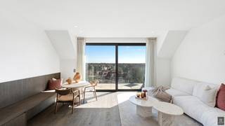 Ontdek dit prachtig nieuwbouw duplexappartement met twee zonneterrassen, ideaal gelegen op de Kustlaan in het Zoute, op wandelafstand van...