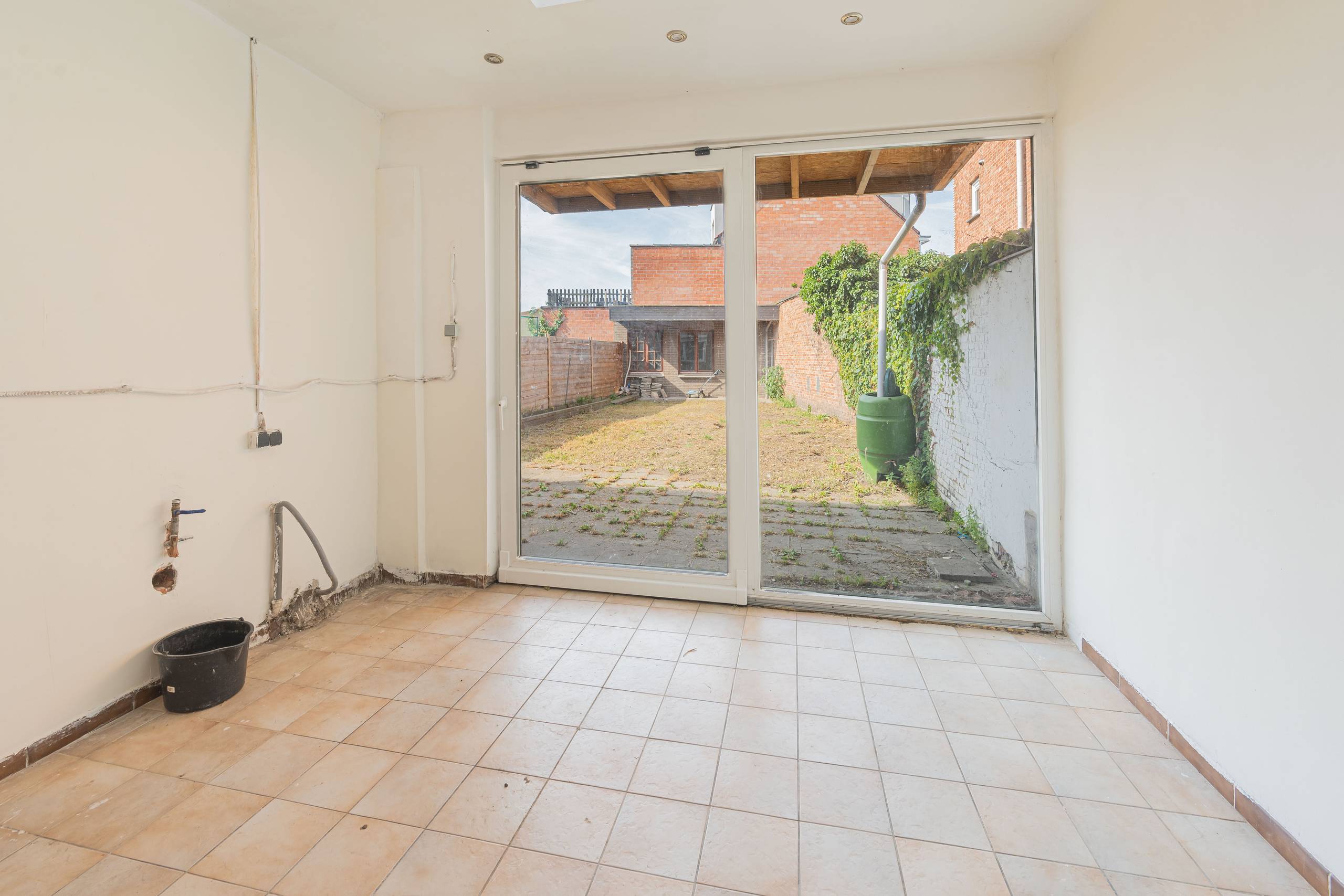 Ruime te renoveren gezinswoning met garage. - foto 5
