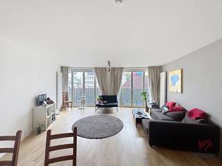 BRUSSEL-CENTRUM, op een steenworp van het De Brouckèreplein en alle voorzieningen, in een recent gebouw, ONGEMAKKELIJK appartement van ±104m² (EPB)...