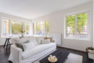 <p>Op zoek naar een modern twee-slaapkamerappartement op een uitstekende locatie?<br />Dan is dit recent gerenoveerde appartement beslist een bezoek waard.<br /><br />Gelegen in een kleinschalig gebouw, vlak bij belangrijke invalswegen en op wandelafstand van zowel het Te Boelaarpark als het Boekenbergpark, combineert deze woonst comfort met een toplocatie.<br /><br />Het appartement werd in 2025 van A tot Z vernieuwd, met aandacht voor kwaliteit, comfort en energiezuinigheid. Dankzij het EPC-label A ben je verzekerd van lage verbruikskosten en een duurzame woning op lange termijn.<br /><br />Je komt binnen via een centrale inkomhal die toegang biedt tot alle ruimtes. De lichtrijke leefruimte met open keuken is gelegen aan de voorzijde en geniet van een rustgevend zicht op het groen. De strak ontworpen keuken is volledig uitgerust en biedt ruimte om optimaal te koken.<br /><br />Dankzij de hoekligging valt het licht hier heerlijk binnen.<br /><br />Achteraan bevinden zich twee volwaardige slaapkamers, ideaal als master bedroom en kinder-/gastenkamer of bureau. De moderne badkamer beschikt over een ruime inloopdouche, lavabo, handdoekradiator en toilet.<br /><br />Tot slot zijn er in de kelderverdieping nog praktische bergingen voorzien, elk aan te kopen aan € 5.000.<br /><br />Kortom, dit is de ideale woonst voor wie op zoek is naar stijlvol, duurzaam en zorgeloos wonen op een toplocatie!<br /><br />Interesse? Contacteer LISTED vandaag nog voor een bezoek: +32 3 283 51 51</p>