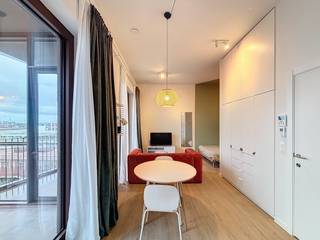 Volledig bemeubelde & instapklare studio in de nieuwe woonwijk Nieuw-Zuid. Hier ben je omgeven door tal van trendy restaurants, de meest vooraanstaande kunstgalerijen, geavanceerde sportcentra, en gezellige koffiebars en speciaalzaken. Aan de nieuw aangelegde Scheldekaaien met een prachtige ruime wandelboulevard aan het water is het heerlijk vertoeven.<br /><strong>Indeling:</strong>
<ul>
<li><span>Volledig ingericht met kwaliteitsvol meubilair</span></li>
<li><span>Moderne open keuken met toestellen</span></li>
<li><span>Gezellige leef- en slaapruimte met veel lichtinval</span></li>
<li><span>Winter- en zomerterras met zicht op de Schelde </span></li>
<li><span>Stijlvolle badkamer met douche en toilet</span></li>
<li><span>Berging met combi was-/droogmachine</span></li>
</ul>
<span><span><span><span><span><strong>Troeven van Nieuw Zuid:</strong></span></span></span></span></span>
<ul>
<li><span>Architecturale toplocatie met veel groen en open ruimte</span></li>
<li><span>Supermarkten, restaurants, koffiebars en openbaar vervoer op wandelafstand</span></li>
<li><span>Nabij de Schelde en de vernieuwde Scheldekaaien</span></li>
<li><span>Uitstekende verbinding met het stadscentrum en de ring</span></li>
</ul>
<br /><span>Algemene kosten: 175 EUR / maand incl. verwarming - Individuele kelderberging - Gemeenschappelijke fietsenberging.</span><br /><br /><span><span><span><span><span><strong>Perfect voor jonge professionals, expats of studenten die op zoek zijn naar een trendy woonst in een dynamische buurt.</strong></span></span></span></span></span><br />