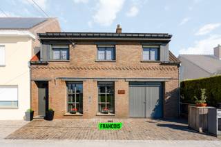 VANAFPRIJS - In Kortemark vinden we deze landelijke woning met maar liefst vijf slaapkamers terug. Alle voorzieningen zoals een bakker, slager, supermarkt, scholen en vrijetijdsfaciliteiten bevinden zich op minder dan drie kilometer afstand.<br /><br />Op het gelijkvloers kom je binnen via een ruime inkomhal die toegang biedt tot de volledig uitgeruste keuken voorzien van alle comfort. Aansluitend bevindt zich een gezellige leefruimte en haard.<br /><br />Daarnaast beschikt de woning over een aparte eetkamer én een tweede leefruimte, wat zorgt voor extra wooncomfort. Op het gelijkvloers is er bovendien een aparte slaapkamer, een technische ruimte en toegang tot de kelderverdieping.<br /><br />Op de bovenverdieping zijn er vier ruime slaapkamers en een grote zolderruimte met tal van mogelijkheden.<br /><br />Buiten geniet je van een prachtig aangelegde tuin met een bijgebouw – ideaal voor hobby of opslag.<br /><br />Deze woonst is uiterst geschikt om te gebruiken als kangoeroewoning. Ben jij op zoek naar een ruime woonst of kangoeroewoning? Contacteer ons dan snel en plan je bezoek in!<br /><br />Deze prijs is een instelprijs. Elk prijsvoorstel hoger of gelijk aan deze instelprijs wordt voorgelegd aan de verkoper(s) die dit al dan niet kan aanvaarden.<br /><br />