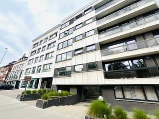 GELIEVE ENKEL TE REAGEREN VIA MAIL: saskia@immoteam.be<br />+++ Leo De Béthunelaan 70 bus 5 - Aalst+++ <br />Op zoek naar een <strong>ruim en centraal gelegen appartement</strong>? Dan is dit appartement in Residentie "Arinbald 70" precies wat u zoekt! Gelegen op de <strong>4e verdieping (lift aanwezig) </strong>geniet u van een <strong>uitstekende ligging</strong> op korte afstand van het <strong>centrum van Aalst,</strong> winkels, <strong>openbaar vervoer en de E40. </strong><br /><strong>De indeling is als volgt:</strong><br />- Ruime inkomhal<br />- Apart gastentoilet<br />- Lichtrijke woonkamer<br />- <strong>Volledig uitgeruste keuken </strong>met vaatwasser, koelkast, elektrische kookplaat en oven<br />- Badkamer met douche en lavabo<br />- 2 Ruime slaapkamers<br />- <strong>2 Praktische bergingen</strong><br />- <strong> Terras</strong> aan de achterzijde van het gebouw<br />Gemeenschappelijke lasten: 70€/maand<br />Voorschot water en gas: 100€/maand<br /><strong>MOGELIJKHEID TOT HET HUREN VAN EEN GARAGE: 85€/maand</strong><br />VRIJ VANAF 1 SEPTEMBER 2026<br />Voor een inlichting of bezoek: saskia@immoteam.be