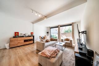 <p>Informatie & bezoeken: anastasia.s@weinvest.be | 02 315 77 22<span></span></p>
<p>Ideaal gelegen in Groot-Bijgaarden, aan de rand van Brussel, biedt We Invest u dit prachtige appartement met twee slaapkamers aan, gelegen in een recente residentie met slechts twee wooneenheden. U geniet er van een rustige woonomgeving met een uitstekende bereikbaarheid. Het openbaar vervoer bevindt zich op wandelafstand, met verschillende bus- en tramlijnen op slechts één straat van de residentie. Ook de belangrijkste invalswegen, het Basilix Shopping Center, tal van winkels, scholen en andere voorzieningen bevinden zich in de onmiddellijke omgeving, wat zorgt voor een optimaal wooncomfort.</p>
<p>Bij het binnenkomen wordt u meteen gecharmeerd door de ruime leefruimtes, de overvloedige lichtinval en de kwalitatieve afwerking. Het appartement beschikt over een ruime en lichtrijke woonkamer, een volledig uitgeruste keuken en twee comfortabele slaapkamers die een aangename woonomgeving bieden. De zorgvuldig gekozen materialen en moderne afwerking zorgen voor een warme en stijlvolle uitstraling. Bovendien sluit een ruim terras naadloos aan op de leefruimte, zodat u optimaal kunt genieten van zonnige dagen.</p>
<p>Ook de buitenruimte is een absolute troef. U beschikt over een aangename privatieve tuin, ideaal om te ontspannen of gezellig samen te zijn met familie en vrienden, evenals een zwembad, een echte meerwaarde die deze eigendom een exclusief karakter geeft. Het geheel biedt een uitzonderlijke woonkwaliteit, waar rust, comfort en de onmiddellijke nabijheid van Brussel perfect samenkomen.<br /><br />Een parkeerplaats en een garagebox vervolledigen deze eigendom en zijn beschikbaar voor een meerprijs van €35.000.</p>
<p>Een unieke opportuniteit voor wie op zoek is naar een recent appartement met hoogwaardige afwerking, in een groene en uitstekend bereikbare omgeving.</p>
<p>Conforme elektrische installatie.</p>
<p>EPC: A – CO₂-uitstoot: 1,17 kg/m²/jaar – Primair energieverbruik: 65 kWh/m²/jaar.</p>
<p>Neem vandaag nog contact met ons op om een bezoek te plannen en ontdek zelf alle troeven van deze uitzonderlijke eigendom.</p>
