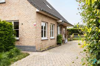 <p>TE KOOP Centraal gelegen OB met 4SLP, tuin en terras</p>
<p>Deze verzorgde open bebouwing uit 1996 is ideaal voor wie op zoek is naar een ruime, instapklare woning zonder renovatieplicht, en dit op een centrale ligging.</p>
<p>Bij het betreden van de woning komt u in een inkomhal met gastentoilet.<br />Aansluitend bevindt zich de gezellige, afgesloten leefruimte die zorgt voor een aangename en huiselijke sfeer.<br />De recent vernieuwde, gesloten keuken is praktisch ingericht en sluit naadloos aan op de ruime garage. Deze biedt niet alleen plaats voor 2 voertuigen, maar ook extra bergruimte.</p>
<p>De 1<sup>ste</sup> verdieping beschikt over 4 volwaardige slaapkamers, bureau en een badkamer, uitgerust met een douche, toilet en dubbele lavabo. Daarnaast is er nog een zolder aanwezig die perfect kan worden omgevormd tot een extra verdieping.</p>
<p>Buiten geniet u van een oprit met plaats voor 3 wagens, een aangename tuin en een terras waar het heerlijk vertoeven is.</p>
<p>Kortom, een ruime en functionele gezinswoning met tal van mogelijkheden, gelegen op een centrale en vlot bereikbare locatie.</p>
<p>Interesse? Boek vandaag nog je bezoek met Kat: 0473/42.76.99.</p>
<p><strong>Vraagprijs: €425.000</strong></p>