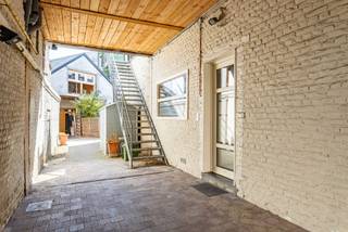 Dit appartement maakt deel uit van een kleinschalige residentie met slechts twee appartementen en is gelegen op de gelijkvloerse verdieping. <br /><br />Bij het betreden van het appartement komt u terecht in de lichtrijke leefruimte met eetplaats vormt samen met de volledig geïnstalleerde open keuken een aangename en gezellige leefomgeving. De keuken is uitgerust met een vaatwasser, dubbele spoelbak, combi-oven, koelkast en diepvries. Aansluitend bevindt zich een praktische berging die toegang biedt tot de ruime kelder, ideaal als extra opslagruimte.<br /><br />Verder beschikt het appartement over een ruime slaapkamer met een ensuite badkamer, voorzien van een ligbad met douchefunctie en een wastafel. Apart toilet is eveneens aanwezig. Vanuit de leefruimte heeft u rechtstreeks toegang tot het gezellige en ruime terras, waar u in alle rust kunt genieten van het buitenleven.<br /><br />Ook de ligging is een grote troef. Het appartement bevindt zich in een rustige straat, op korte afstand van het centrum, scholen, winkels en het station. Dankzij de vlotte verbinding naar de op- en afrit van de autosnelweg richting Gent en Brussel geniet u bovendien van een uitstekende bereikbaarheid. Parkeren kan eenvoudig in de straat.<br /><br />Momenteel is het appartement verhuurd aan €750 per maand, waardoor het eveneens een interessante opportuniteit vormt voor investeerders die op zoek zijn naar een eigendom met een onmiddellijk rendement.<br /><br />Kortom, een verzorgd en lichtrijk gelijkvloers appartement met een ruim terras, geen syndicuskosten en een topligging. Een unieke kans voor wie comfortabel wil wonen of zorgeloos wil investeren.