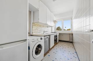 <p><strong><span>LAKEN, ruim appartement met 2 slaapkamers, terras en veel potentieel</span></strong></p>
<p><span>In Laken, vlak bij Wemmel en de Heizel, ontdekt u dit ruime appartement met twee slaapkamers van ±92 m², gelegen op de 3e verdieping van een kleinschalig gebouw met slechts drie verdiepingen.</span></p>
<p><span>Het appartement is te moderniseren en biedt mooie volumes en uitstekend potentieel om het volledig naar eigen smaak in te richten. De ruime leefruimte van ±31 m² vormt een aangename woonomgeving, terwijl de aparte keuken tal van inrichtingsmogelijkheden biedt. Het terras vormt een mooie verlenging van het appartement en biedt extra buitenruimte.</span></p>
<p><span>Het nachtgedeelte omvat twee ruime slaapkamers van ±18 m² en ±14 m², evenals een badkamer. Een kelder maakt het geheel compleet.</span></p>
<p><span>Het appartement beschikt reeds over recente dubbele beglazing en heeft een </span><strong><span>EPC G</span></strong><span>. Een parkeerplaats is optioneel beschikbaar voor </span><strong><span>€ 20.000</span></strong><span>.</span></p>
<p><span>3e verdieping</span></p>
<p><span>• Inkomhal met vestiaire</span><br /><span>• Leefruimte van ±31 m²</span><br /><span>• Keuken</span><br /><span>• Slaapkamer 1 van ±18 m²</span><br /><span>• Slaapkamer 2 van ±14 m²</span><br /><span>• Badkamer</span><br /><span>• WC</span><br /><span>• Terras</span></p>
<p><span>Kelderverdieping</span></p>
<p><span>• Kelder</span><br /><span>• Optionele parkeerplaats: € 20.000</span></p>
<p><span>Technische kenmerken</span></p>
<p><span>• Te moderniseren</span><br /><span>• Recente dubbele beglazing</span><br /><span>• EPC: G – CO₂: 44 kg/m²/jaar</span><br /><span>• Kadastraal inkomen: € 1.286</span><br /><span>• Onroerende voorheffing: ±€ 1.460</span><br /><span>• Lasten: ±€ 250</span></p>