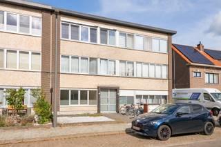 Instapklaar gelijkvloers appartement met ruim terras en tuintje op toplocatie in Ekeren.Op zoek naar een knus en instap klaar appartement met een buitenruimte om volop van te genieten? Dit charmante gelijkvloerse appartement in Ekeren combineert comfortabel wonen met een uitstekende ligging.Het appartement beschikt over twee slaapkamers, een vernieuwde badkamer en een praktische keuken, waardoor je meteen kan intrekken en genieten van alle comfort.Een absolute troef is het ruime terras met aansluitend tuintje en praktisch tuinhuis. Een heerlijke plek om te ontspannen, gezellig buiten te eten of te genieten van zonnige dagen.Ook de ligging is bijzonder aantrekkelijk. Gelegen op een uiterst gunstige locatie in Ekeren, met een vlotte bereikbaarheid en scholen en openbaar vervoer in de nabije omgeving. Bovendien bevindt het prachtige park Hof De Bist zich vlakbij, ideaal voor een ontspannende wandeling of een momentje in het groen.Een gezellig, instap klaar appartement met een aangename buitenruimte en alles binnen handbereik. Ideaal voor wie comfortabel en zorgeloos wil wonen op een uitstekende locatie in Ekeren!Graag een bezoek inplannen?☎️ 0472 74 03 15✉️ wim@lefevervastgoed.beWeergegeven oppervlakte is overgenomen van het EPC en louter indicatief.