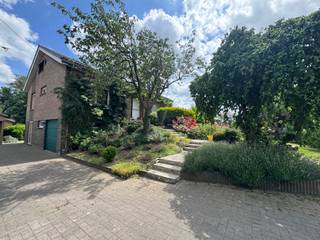 <span><span><span><span><span>Ledegem - Ruime woning met 4 slaapkamers in een groene omgeving.<br /><br />Deze charmante villa verrast met haar ruime en lichtrijke leefruimtes, een stijlvolle ingerichte keuken met kookeiland en prachtig zicht op de tuin. <br />Het aangename terras nodigt uit tot lange ontbijtjes in de ochtendzon en gezellige avonden met familie en vrienden.<br /><br />Buiten geniet u van een mooi aangelegde tuin met fruitbomen, terwijl de rustige omgeving en de verzorgde afwerking van de woning zorgen voor een onmiddellijk thuisgevoel.<br />Kom zelf de ruimte, het licht en de warme sfeer ontdekken tijdens een bezoek. Deze woning moet u gezien hebben!<br /><br />Indeling<br />Gelijkvloers:<br />• Garage, douchekamer, slaapkamer, waskamer, hobbyruimte (met sauna!)<br />1e verdiep:<br />• Inkom, toilet, bureauruimte/slaapkamer, slaapkamer, badkamer, open leefruimte met aansluitend de keuken, ruime eethoek en veranda<br />2e verdiep:<br />• 2 slaapkamers <br />• Zolderruimte<br />Troeven:<br />• Ingebouwde garage + carport<br />• 4 slaapkamers/ 5 mogelijk<br />• Onderhouden ruime groene tuin<br />• Veel natuurlijk licht<br />• Instapklaar</span></span></span></span></span>