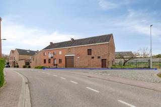 Deze charmante hoeve is gelegen in Oorbeek (Tienen) en biedt een directe toegang tot de snelweg alsook de groene omgeving. <br /><br />De woning beschikt over een inkomhal met plaats voor een vestiaire. Vanuit de hal heeft u toegang tot de ruime leefruimte die beschikt over authentieke elementen zoals de open haard. Aansluitend vinden we de eetkamer en keuken. Verder vinden we op het gelijkvloers 2 ruime slaapkamers (ook te gebruiken als bureau of 2de leefruimte) en een badkamer met douche en enkel lavabo.<br /><br />Op de eerste verdieping vinden we nog 3 ruime slaapkamers. Verder kan de zolder nog afgewerkt worden naar extra slaapkamers en/of een badkamer. <br /><br />Verder heeft de woning een ruime kelder.<br />Een grote troef is de ruime garage en schuur met een oppervlakte van +/- 90m². Alsook de vele bijgebouwen in de tuin. <br /><br />Buiten vinden we een ruime tuin en terras.<br /><br />EPC F, renovatieverplichting. Niet-asbestveilig. Verwarming is op aardgas, elektriciteit is niet conform. <br /><br />De mogelijkheid bestaat om dit pand in 2 woningen te splitsen.<br /><br />Contacteer ons gerust voor een bezoek en/of meer informatie!