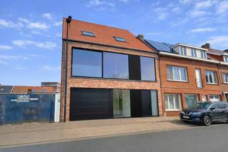 Nieuw huis gelegen in de Heiststraat te Zeebrugge, energiezuinig, groot en voorzien van 4 slaapkamers.Op de eerste verdieping een bijzonder ruime...