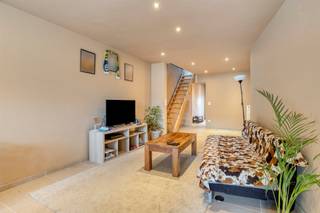 Ontdek deze leuke woning in het hart van Opwijk, dichtbij het station doch geen lawaai ervan. Met een bewoonbare oppervlakte van 102m² en een grondoppervlakte van 180m², biedt deze woonst een gezellig onderkomen.Bij binnenkomst wordt u verwelkomd in de leefruimte met strakke afwerkingen en natuurlijk lichtinval. De moderne keuken is volledig uitgerust en geeft uit op een fraaie tuin, ideaal voor gezellige barbecue-avonden of een rustige plek om te ontspannen. De woning beschikt over drie slaapkamers. De twee uitgeruste badkamers bieden met moderne tegelafwerking bieden bad- en douchevoorziening. De tuinberging biedt extra opslagruimte voor fietsen of gereedschap. Gelegen in een rustige straat geniet deze woning van een uitstekende ligging nabij het centrum met lokale winkels, scholen en openbaar vervoer. Deze woning werd quasi volledig vernieuwd anno 2015. EPC B147. Elektriciteit conform. Geen asbest. Mis deze unieke kans niet om eigenaar te worden van deze veelzijdige woning in Opwijk. Contacteer ons vandaag nog voor een bezichtiging!