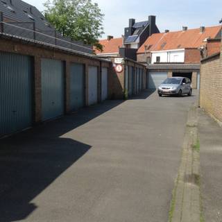 Nabij centrum rechtover kerkhof garage te huur.  Opp. 2,79 m x 6.40 m.
Vrij vanaf 15/06/2016.
Bel ons vrijblijvend op voor een bezoek en info. Wij begeleiden u graag met de glimlach op zoek naar uw droomwoning &amp; commercieel pand. En garanderen met veel plezier een "klare kijk" op (h)eerlijk vastgoed. T. 051624040