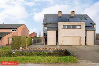TE KOOP – Halfopen bebouwing op toplocatie in Lochristi (Kievithof 19)<br /><br />Deze centraal gelegen halfopen bebouwing bevindt zich in een rustige, doch vlot bereikbare buurt in Lochristi, op een perceel van 439 m².<br /><br />Indeling:<br /><br />Gelijkvloers:<br />Inkomhal, lichtrijke leefruimte met aansluitend de keuken en een praktische berging.<br /><br />Eerste verdieping:<br />Nachthal, 3 volwaardige slaapkamers, een dressing en een badkamer uitgerust met bad, toilet en dubbele lavabo.<br /><br />Tweede verdieping:<br />Zolderruimte met uitbreidingsmogelijkheden.<br /><br />Buitenruimte:<br />De woning beschikt over een aangename tuin met een oppervlakte van 439 m², ideaal voor ontspanning.<br />Daarnaast is er een overdekt zonneterras waar u in alle seizoenen kan genieten van het buitenleven.<br />Er is een aparte garage voorzien, evenals één vaste parkeerplaats aan de straatzijde.<br /><br />Extra troeven:<br />Zonnepanelen<br />Thuisbatterij<br /><br />Interesse?<br /><br />Voor meer informatie of een bezoek:<br />📞 Stefaan – 0473/300.700<br />📧 Stefaan@speybroeck.be<br />🌐 www.speybroeck.be