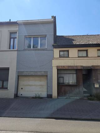 <p><span>VRIJHEIDSTRAAT 71, 2850 BOOM</span></p><p><span>Te renoveren woning met garage en tuin</span></p><p><span> </span></p><p><span>Deze te renoveren woning staat in een enkelrichtingsstraat op wandelafstand (+/- 200 m) van het NMBS station in Boom.</span></p><p><span>De woning kijkt uit op een groene berm van het viaduct van de Nielsestraat.</span></p><p><span>Op enkele minuten wandelen bevindt zich het handelscentrum.</span></p><p><span> </span></p><p><span>De woning op zich is momenteel ingedeeld met kamers en een garage op het gelijkvloers.</span></p><p><span>De woonvertrekken bevinden zich momenteel boven.</span></p><p><span> </span></p><p><span>Om een beeld te geven van de mogelijkheden werd een ontwerpplan opgeladen met een alternatieve indeling.</span></p><p><span>Op dit ontwerp bevinden de woonvertrekken zich op het gelijkvloers en de slaapkamers op Verdieping +1.</span></p><p><span> </span></p><p><span>Deze woning kan eventueel aangekocht worden met naastgelegen woonst (huisnr. 73) en heeft daardoor de mogelijkheid om de tuin oppervlakte te herverdelen.</span></p><p><span> </span></p><p><span>Voor meer info: 03 888 44 01 of via <span>info@immodillen.be</span></span></p><p><span> </span></p><p><span> </span></p>