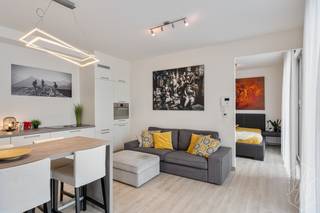 <strong>Modern wonen op een toplocatie in Hasselt, met alle comfort én een uitzonderlijke </strong><strong>buitenruimte.</strong><br /><br />Het appartement heeft een oppervlakte van 57,2 m² en beschikt over één aparte slaapkamer. Dankzij de eigen inkomdeur heeft u geen gemeenschappelijke inkomhal en komt u rechtstreeks binnen in uw eigen appartement.<br /><br />De leefruimte sluit aan op het ruime terras van 21,7 m². Een aangename buitenruimte waar u rustig kunt genieten, terwijl winkels, restaurants en het centrum van Hasselt zich op wandelafstand bevinden.<br /><br />Het appartement wordt verwarmd en gekoeld via geothermie. Hierdoor is er geen gebruik van aardgas of stookolie. Met een energielabel A is ook de energieprestatie een pluspunt. Helemaal klaar voor de toekomst dus.<br /><br />Een bijkomende troef is het exclusieve groene dakterras, een oase van rust in het centrum van Hasselt. Dit terras is toegankelijk met een lift en uitsluitend voor bewoners.<br /><br />In Quartier Bleu combineer je optimale rust met maximale bereikbaarheid in het hart van Hasselt.<br /><br /><strong>Troeven van dit appartement</strong><br />• Toplocatie in Quartier Bleu<br />• Instapklaar appartement uit 2020<br />• 57,2 m² Woonoppervlakte<br />• Aparte slaapkamer<br />• Ruim terras van 21,7 m²<br />• Rechtstreekse inkomdeur<br />• Geen gemeenschappelijke inkomhal<br />• Geothermische verwarming en koeling<br />• Energielabel A<br />• Ruim, privé dakterras (zie laatste foto’s)<br />• Winkels, horeca en centrum van Hasselt op wandelafstand<br />• Mogelijkheid private parking onder het appartement apart aan te kopen (€ 32.000)<br /><br />Een uniek stadsappartement voor wie centraal, energiezuinig en comfortabel wil wonen met een terras dat net dat beetje extra biedt.<br /><br />Benieuwd naar dit appartement? Aarzel niet en contacteer de eigenaar Tom op 0476 20 62 02 of mail naar tom.ector@telenet.be<br /><br /><strong><em>Bij Goedhuyzen geen klassieke makelaars, wij zijn vastgoedadviseurs. We combineren digitale snelheid en vaste prijzen met echte menselijke expertise. Wij adviseren de eigenaar om zijn woning zelf te verkopen en zetten de immo zo wat op zijn kop. Goed hè.</em></strong><br />