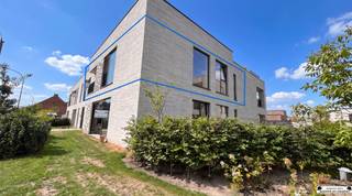 <p><span>Luxueus energiezuinig nieuwbouw appartement 1.1 gelegen in blok A </span></p><p><span> </span></p><p><span>Het appartement op de eerste verdieping heeft een oppervlakte van 120,5 m</span><span><sup>2</sup></span><span>, 3 slaapkamers, 2 badkamers en een terras zodat u steeds in alle rust van de omgeving kan genieten. </span></p><p><span>Ondergronds bevindt er zich een ruime parkeergarage met garageboxen, autostaanplaatsen en afzonderlijke bergingen.</span></p><p><span> </span></p><p><span>Ieder appartement is uitgerust met vloerverwarming  d.m.v. een lucht-water warmtepomp en met een mechanisch ventilatiesysteem type C+evo. </span></p><p><span>De BEN-eisen (bijna energie neutraal) worden gerealiseerd door bijzondere aandacht te geven aan luchtdichtheid, goede isolatie, zuinige verwarmingsinstallaties en zonnepanelen. Iedere unit wordt afgewerkt met hoogwaardige materialen. </span></p><p><span> </span></p><p><span>De indeling van het appartement/woning is als volgt:  een ruime leefruimte met aansluitend een open keuken (samen met een oppervlakte van ca. 41,5 m</span><span><sup>2</sup></span><span>), wasruimte/ berging, nachthal met toegang tot de 3 slaapkamers,</span></p><p><span>2 badkamers met douche en ligbad en een apart toilet.</span></p><p><span> </span></p><p><span>Verder bepaalt u zelf de 'look and feel' van uw eigen appartement door uw keuze te maken bij de aangegeven leveranciers.</span></p><p><span> </span></p><p><span>Prijs van het appartement</span></p><p><span>Grondwaarde:€ 112 000,00 (exclusief 12% RR)€ 125 440,00 (inclusief 12% RR)</span></p><p><span>Constructie waarde:€ 323 000,00 (exclusief 21% BTW)€ 390 830,00 (inclusief 21% BTW)</span></p><p><span>TOTAAL:</span><span>€ 435 000,00 (exclusief kosten)€ 516 270,00 (inclusief kosten)</span></p><p><span> </span></p><p><span>Voor een visualisatie van het volledige project werd een maquette gemaakt dat tentoongesteld wordt op het kantoor van Janssen en Janssen – Theo Verellenlaan 55, Gooreind Wuustwezel</span></p><p><span>Daarnaast zijn het lastenboek en plannen zijn op kantoor te verkrijgen na afspraak: tel 03/663 44 44</span></p><p><span> </span></p><p><span>Garagebox of autostaanplaats en berging zijn verplicht bij aan te kopen!</span></p><p><span> </span></p><p><span>Meer info op www.janssenenjanssen.be</span></p><p><span> </span></p><p><span> </span></p>